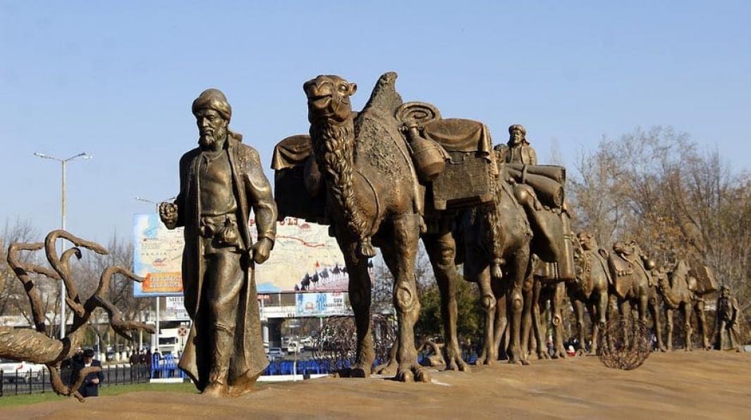 80-метровая скульптурная композиция установлена на въезде в Ташкент