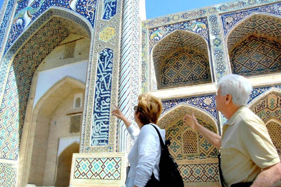 Сколько иностранных граждан за 10 месяцев приехали в Узбекистан в туристических целях? 